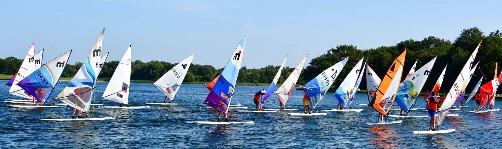 Veld ouden deuren op weg naar de bovenboei